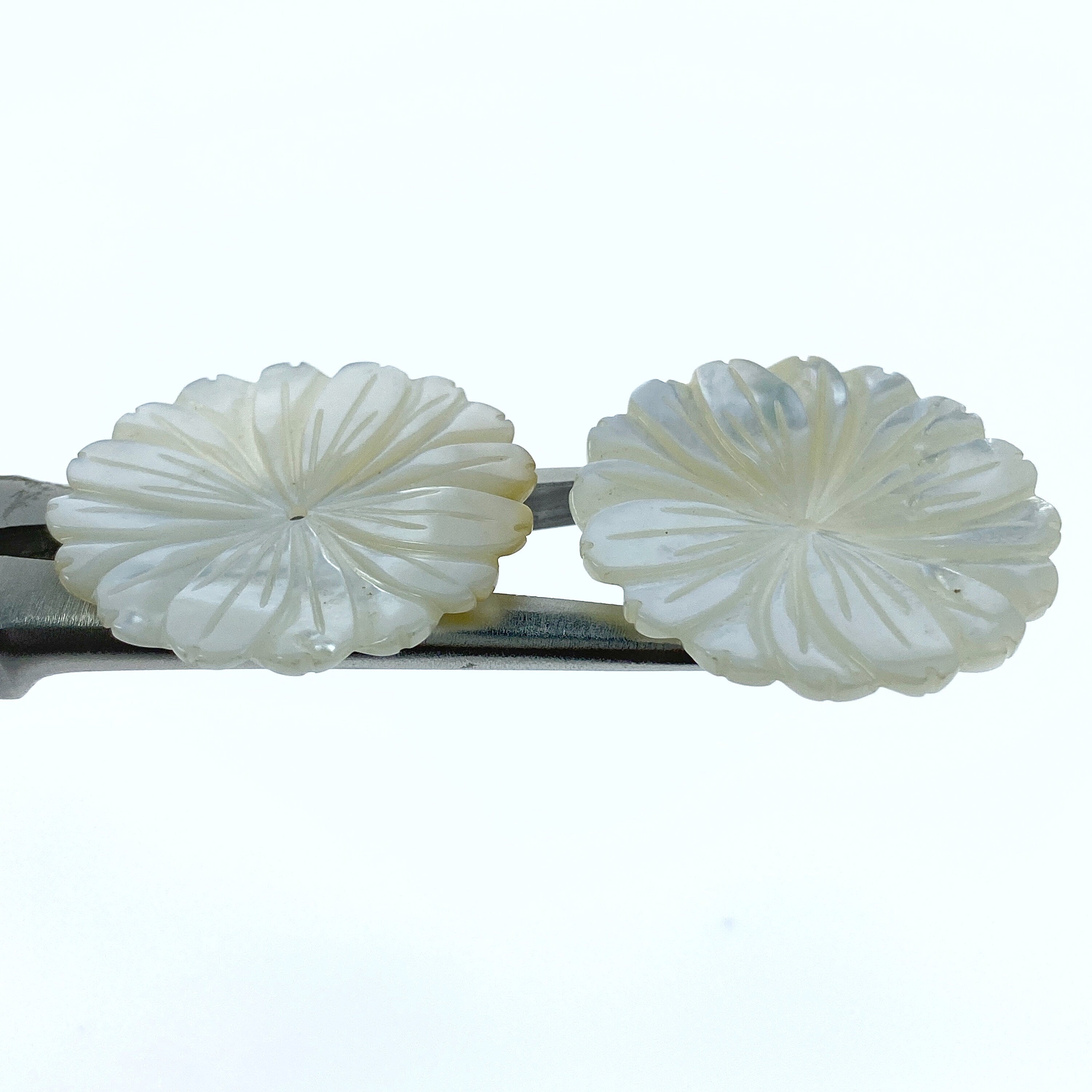 4pc 28mm Hand Carved White Mother of Pearl Daisy Flower Beads WM-0082