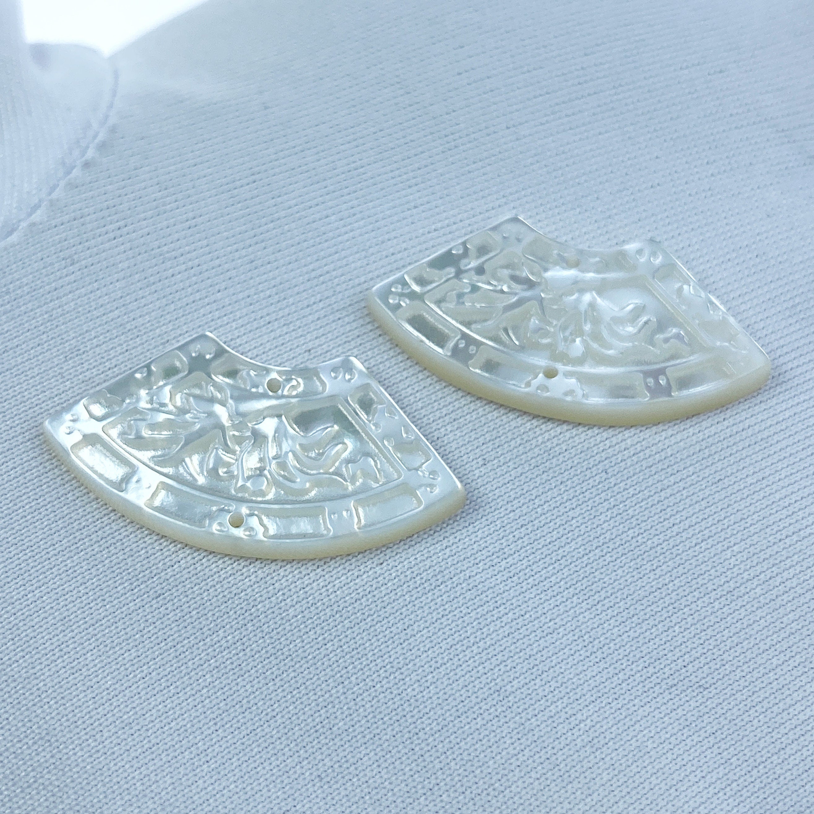 2pc Fan Shaped Hand Carved Mother Of Pearl Beads 24mm Organic Connectors For Jewelry Making Natural White Shell Pendants WM-0101