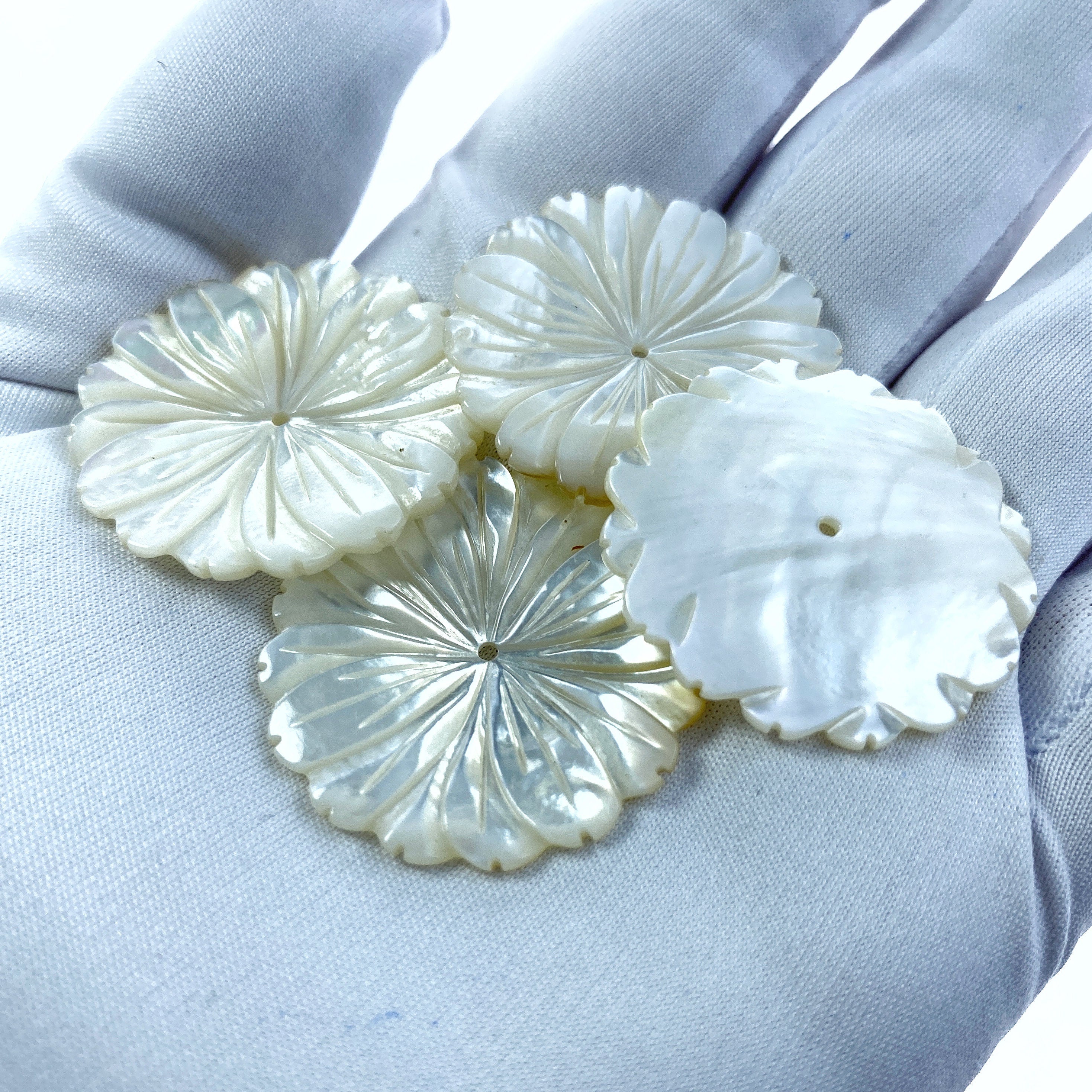 4pc 28mm Hand Carved White Mother of Pearl Daisy Flower Beads WM-0082