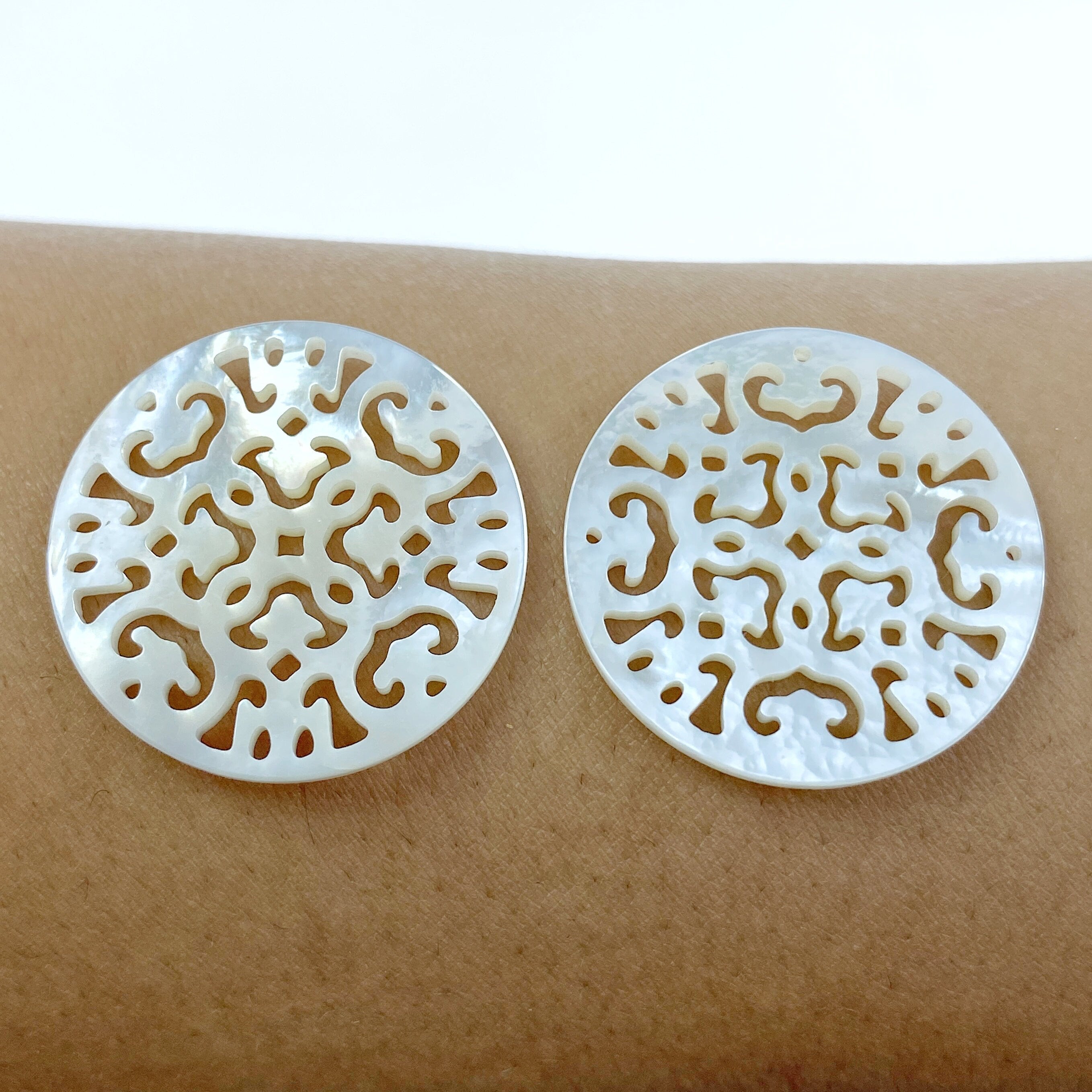 2pc 25mm Organic Hand Carved White Mother of Pearl Filigree Round Pendants WM-0086