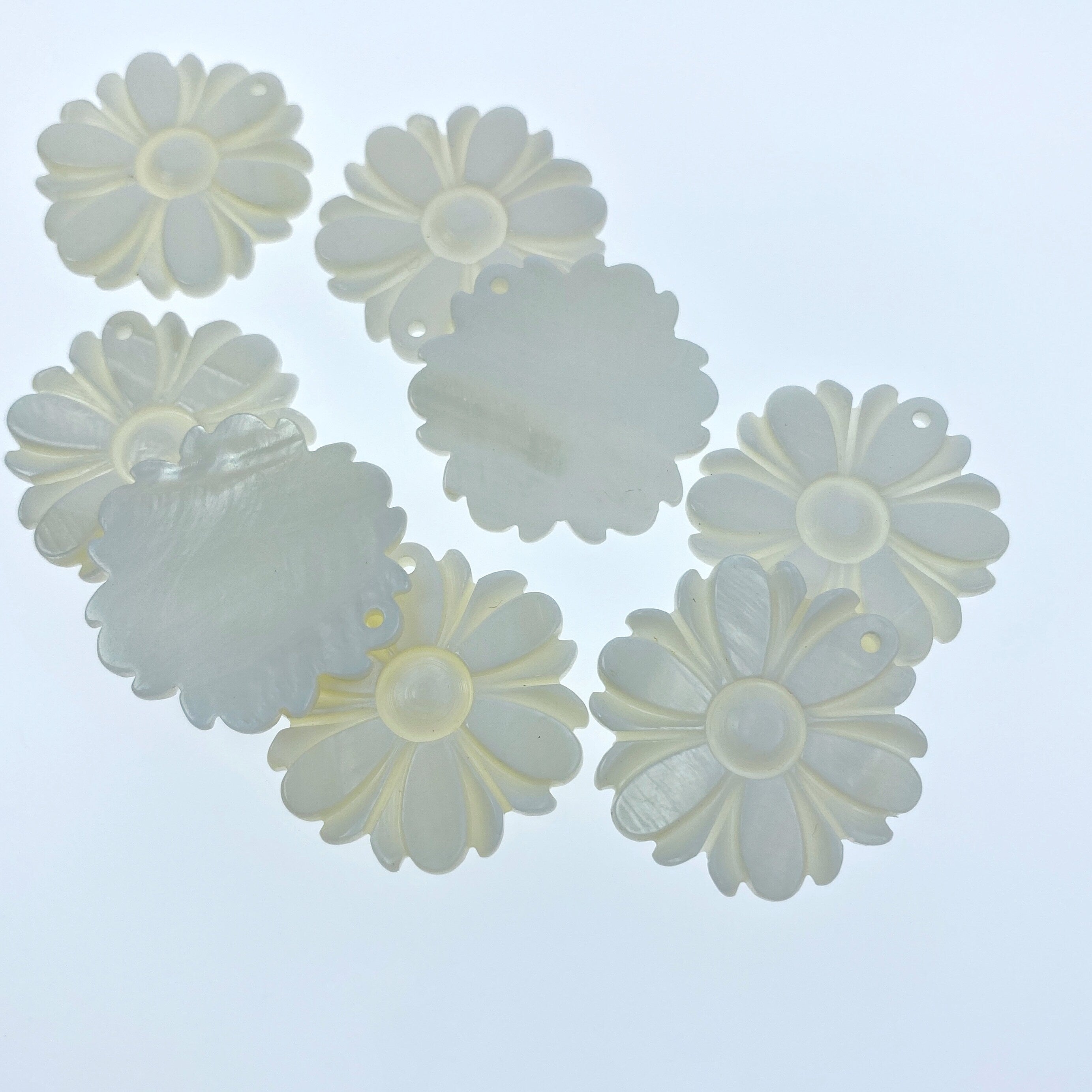 6pc 28mm Hand Carved Freshwater Mother of Pearl 6-petal Flower Pendants FWM-0003