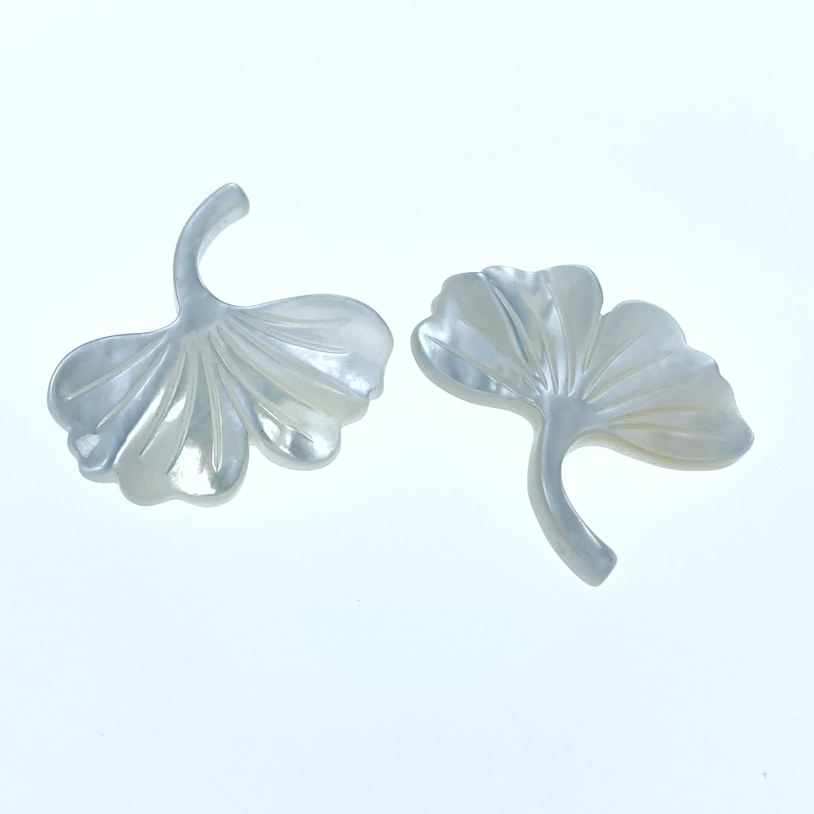 2pc 23mm x 25mm White Mother of Pearl Hand Carved Gingko Leaf Pendants WM-0077