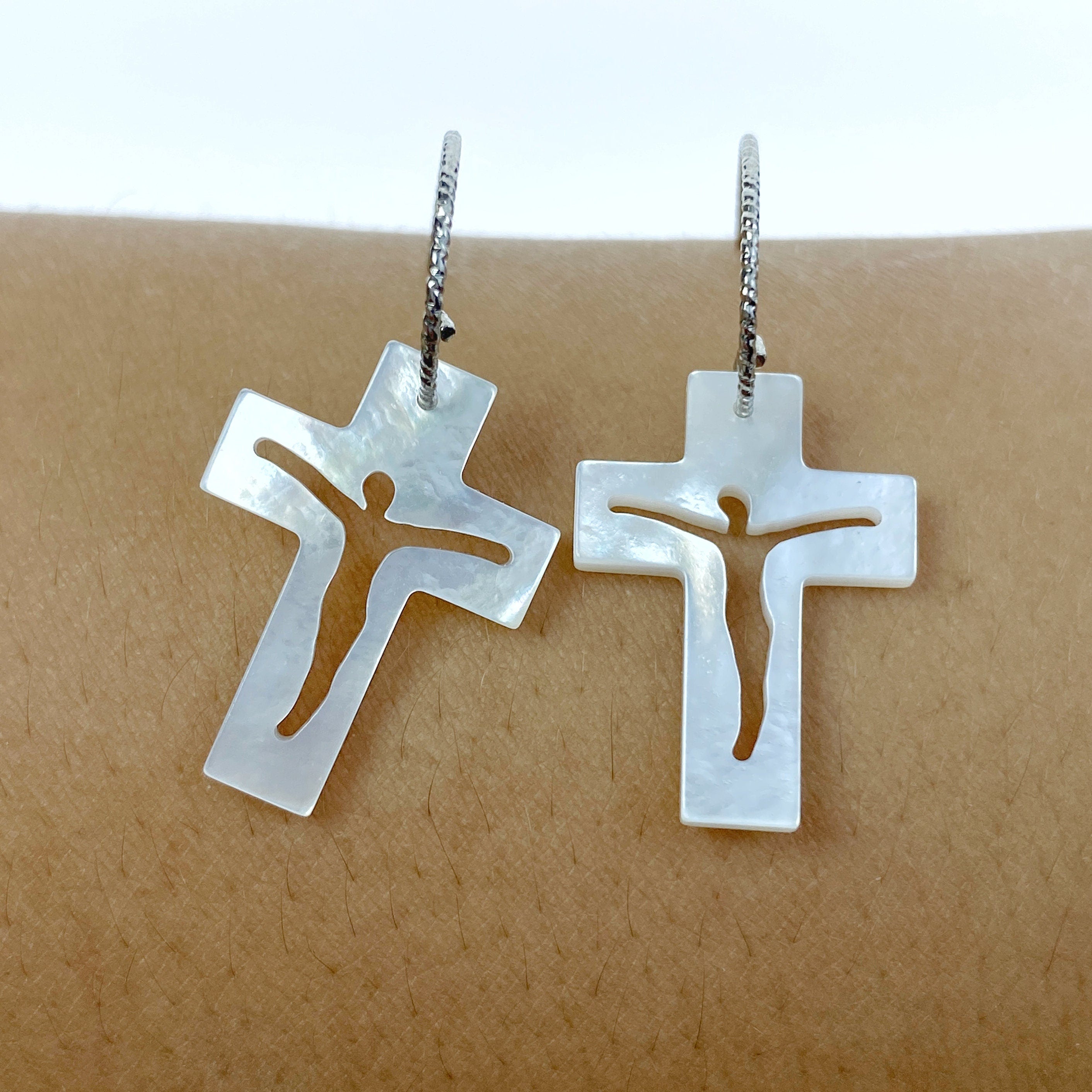 2pc Jesus Cross Mother Of Pearl Beads Charms 21mm Hand Carved Organic Natural Shell For DIY Jewelry Earring Making Religious Beads WM-0158