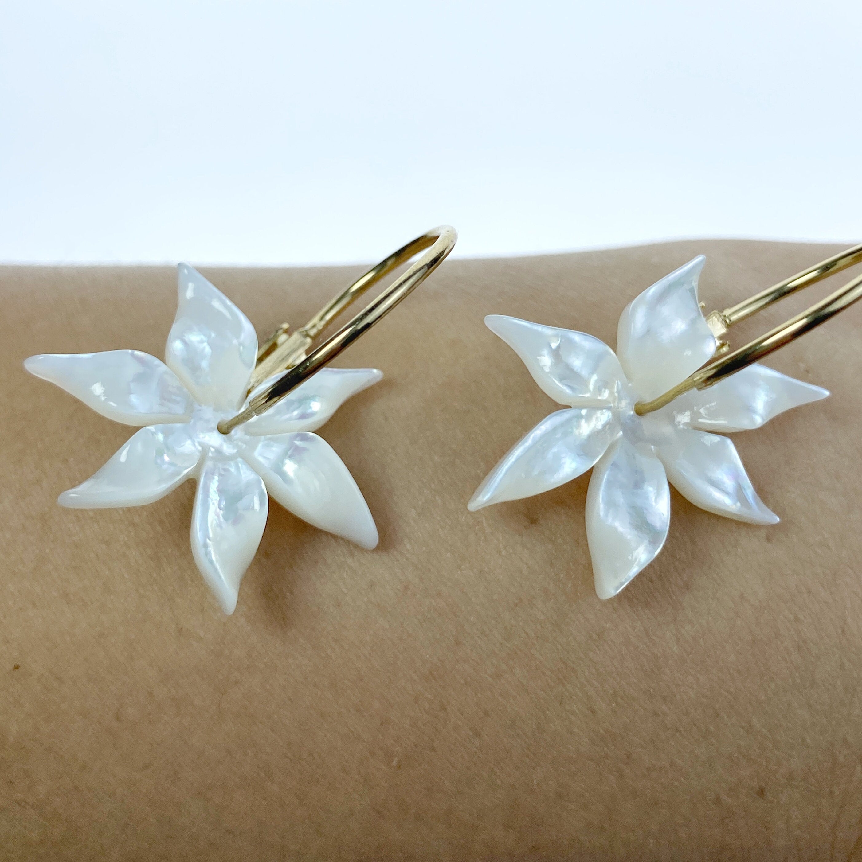 4pc 6 Petal Flower Mother Of Pearl Beads Charms Bridal Earring Jewelry Making 28mm Tropical Hawaii Minimalist Design Hand Carved New WM-0043