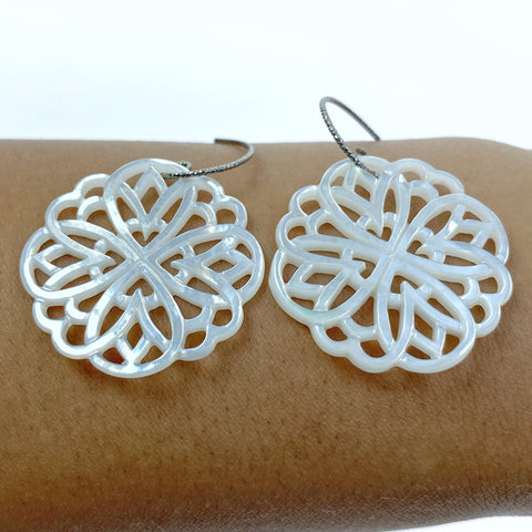 2pc White Mother Of Pearl Round Filigree Beads Charms 30mm Bridal Jewelry Earring Making DIY Hand Carved Beads Necklace Pendant WM-0074