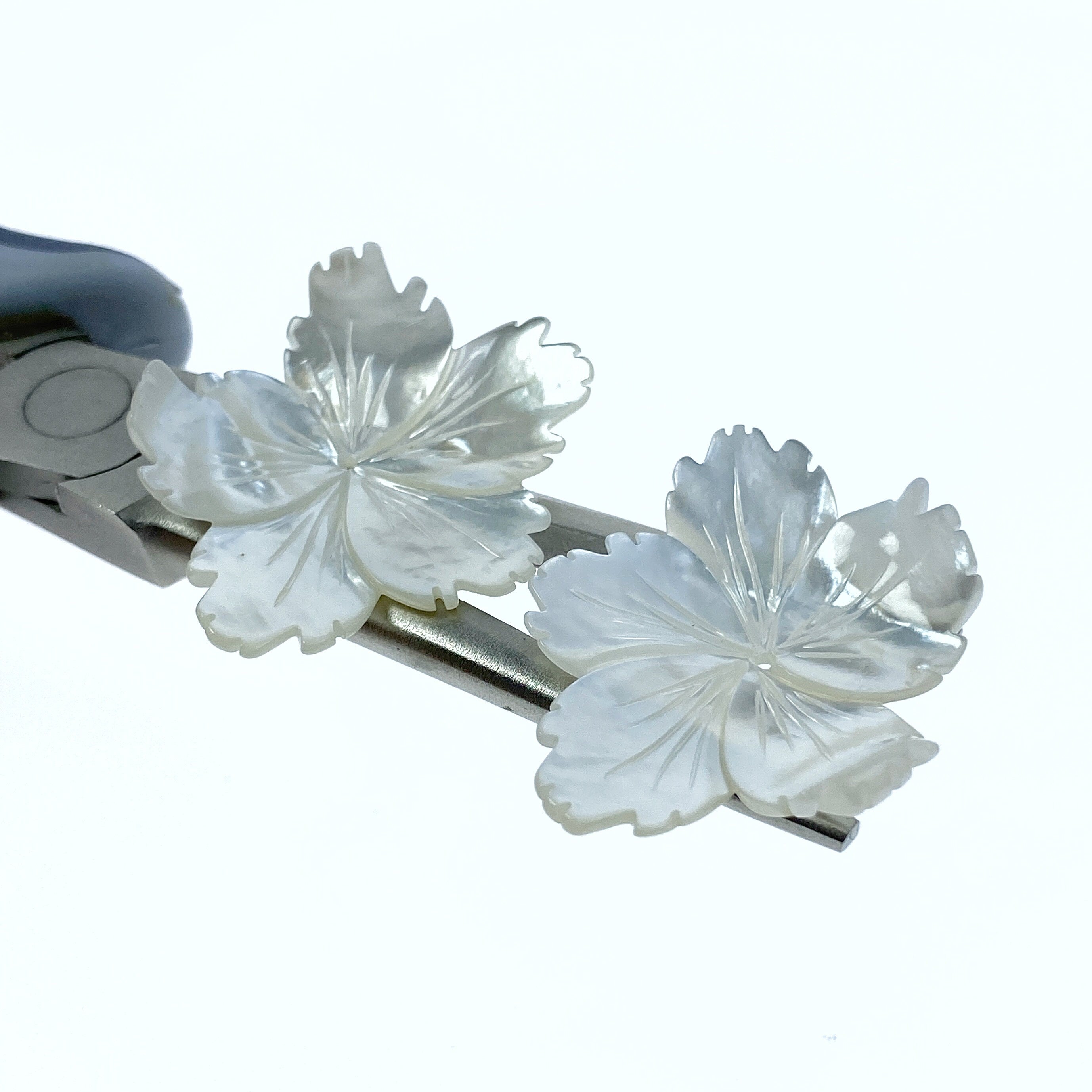 2pc 32-36mm x 27-31mm Hand Carved White Mother of Pearl 5-petal Flower Beads WM-0167