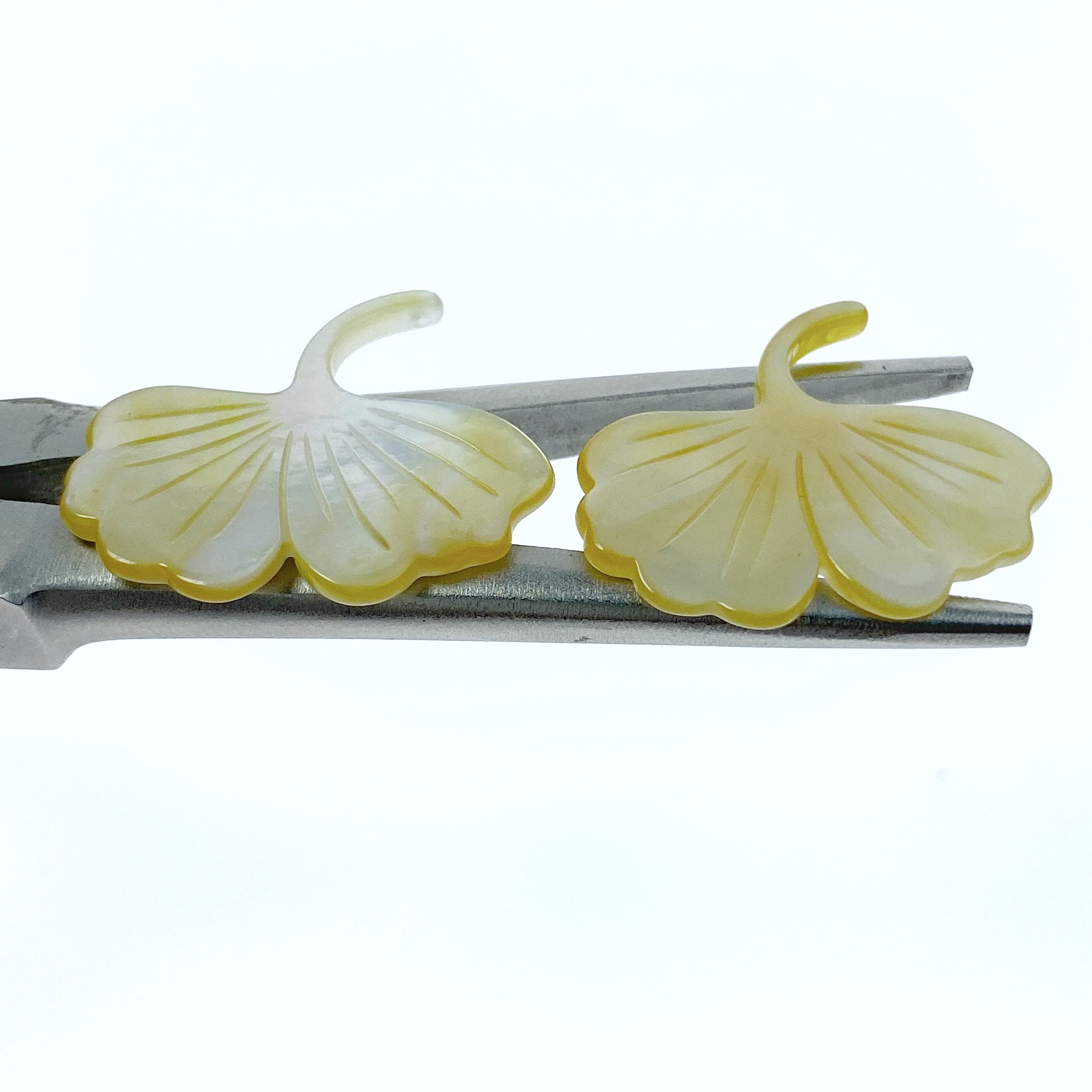 2pc 23mm x 25mm Yellow Mother of Pearl Hand Carved Gingko Leaf Pendants YM-0007