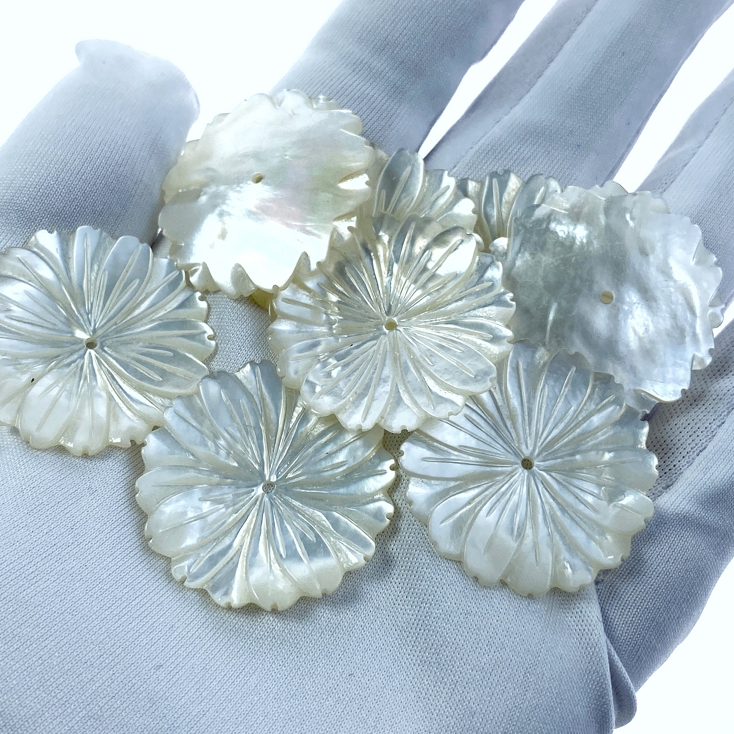 4pc 28mm Hand Carved White Mother of Pearl Daisy Flower Beads WM-0082